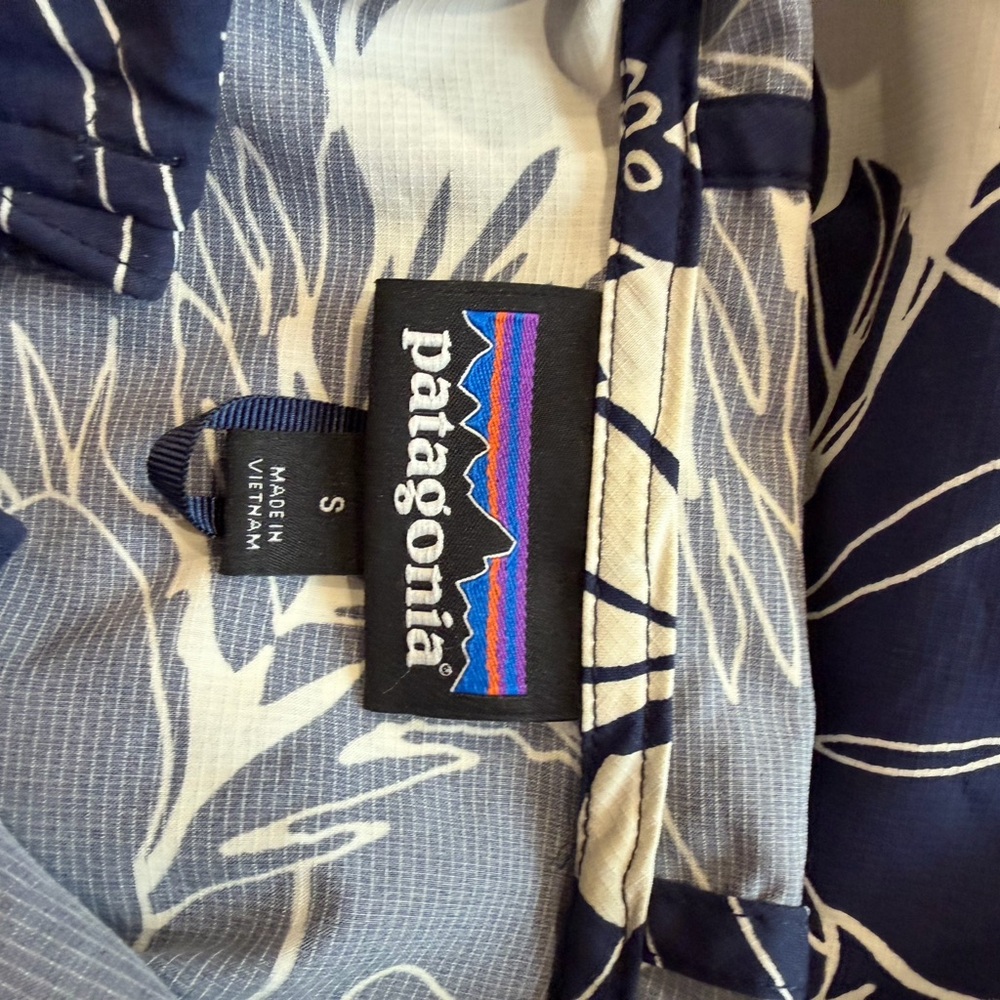 Patagonia Women's Blue and White Leaf Print Jacket - Picture 4 of 5